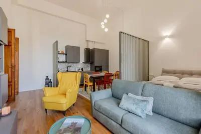 Image de Charming 85 sqm apartment, able to accommodate up to 6 people, located on the fourth floor of an elegant building in Florence (No lift). The property is located in the strategic Indipendenza district, a short distance from the Fortezza da Basso, home to