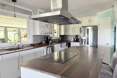 Image de Serene 3br Retreat, includs Chef’s Kitchen • Office • Gym • Quiet River Glimpse