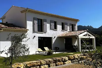 Image de Villa prestige avec piscine privée à 200 m du village.