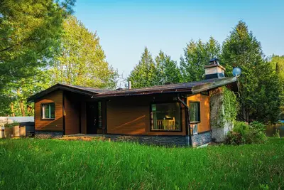 Image de Le Chalet Brun, lakefront with jacuzzi