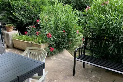 Image de La Villa Zen. un ilot de verdure au centre d'un village médiéval de caractère