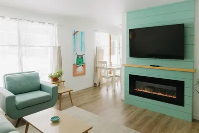 Image de Cozy and Bright, newly renovated two bedroom suite. Only minutes from downtown!