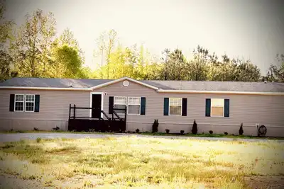 Image de Private location-4-bedrooms with 8 beds and lots of parking.