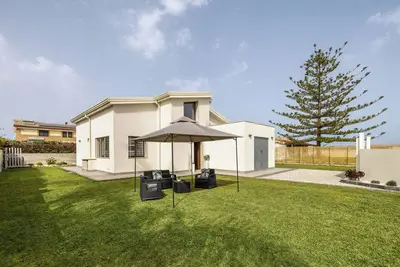 Image de Exclusive villa with garden near the sea