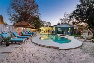 Image de New listing~Basketball Court~10 min to Beach~Game Room~ Pool~Spa