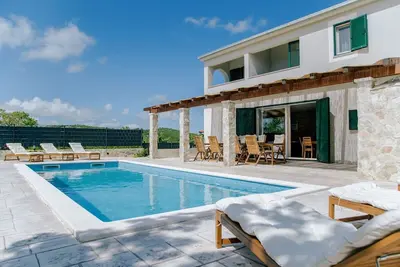 Image de **Villa Admiral: Your Idyllic Retreat in rural area of Trogir hinterland**