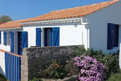 Image de Petite maison bleue de pêcheur vue mer