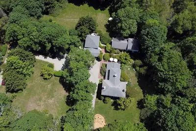New! Captain Estate-Main House. Carriage House. Barn/Game Room. Spacious Grounds.