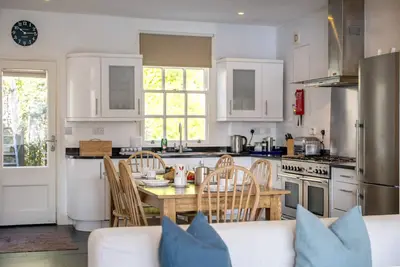 Image de Dartmouth Gem: River Views & Free Parking