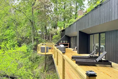 Image de New Listing! Hidden Gem just steps from Downtown