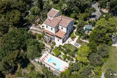 Villa conviviale à Nice – Superbe vue, piscine et jeux en plein air
