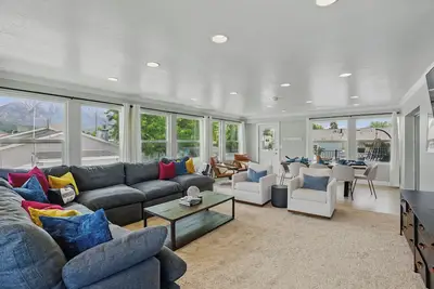 Image de Christmas in Orem- The Homebody Club- Sleeps 16, Xbox, Poker, 6 Bed