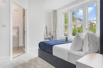 Image de Rare-find 3-bed apartment in Cirencester with garden, parking & Ev charger