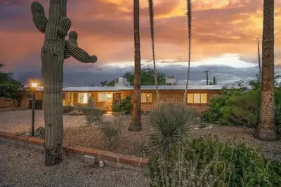 Image de Serene 3br retreat with Catalina Mountain views, shaded gazebo, Bbq grill & dog-friendly backyard.