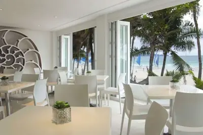 Image de Beach front hotel