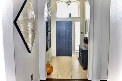 Image de ✨ Spacious Retreat with Outdoor Movie Nights & Fire Pits! ✨