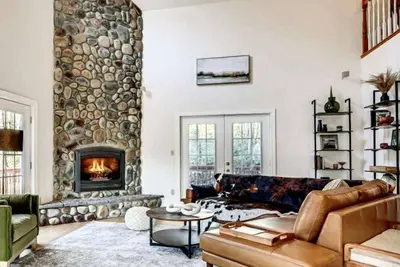 Image de Lake & Mountain View retreat w fire pit, jacuzzi bath, walk to trailhead