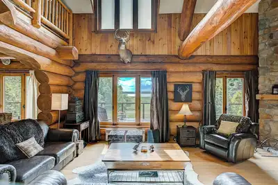 Image de Chalet en bois rond avec vue sur la baie. Hottub, nature et la tranquilité!