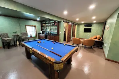 Image de Charming 3 bedroom home with elegant speakeasy vibe. Fire pit. Billiards table.