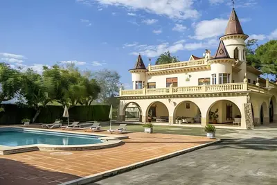 Image de Villa 'El Palacete' avec vue sur les montagnes, piscine privée et Wi-Fi