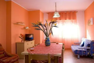 Image de Appartement 'Le Magnolie 13 - 2° Piano' avec vue sur la mer, Wi-Fi et climatisation