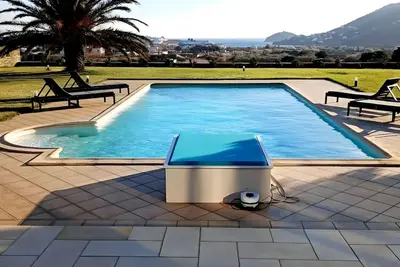 Image de Maison de campagne 'Andros - Piscine privée' avec vue sur la mer, Wi-Fi et climatisation