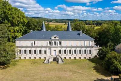 Image de L'Aile Est – Élégance historique et confort moderne au Château de Mayac avec piscine partagée