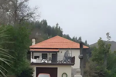 Image de Appartement \"supérieur\" avec vue sur les montagnes, jardin partagé et Wi-Fi