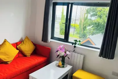 Image de Homely new apartment with free parking & easy walk to the City Centre or beach