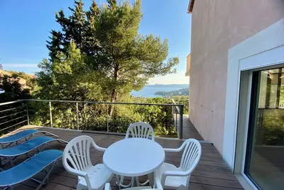 Image de T2 rénové avec vue mer et grand balcon – Aiguebelle, Le Lavandou