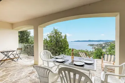 Image de T2 lumineux avec terrasse et vue mer – Le Lavandou, Aiguebelle
