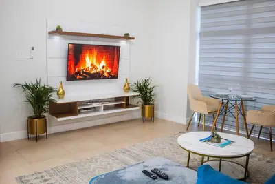 Image de Modern 2-bedroom apartment in Kingston with King Bed, Pool & Ac