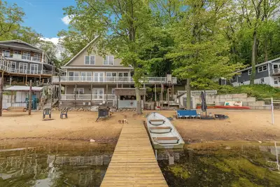 Image de Wind Chime Cottage: Snowy Serenity Meets Lakefront Comfort