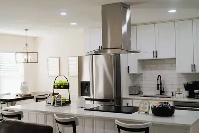 Image de West Cobb Retreat, Newly Renovated, Theme Rooms, WiFi, Spacious Backyard