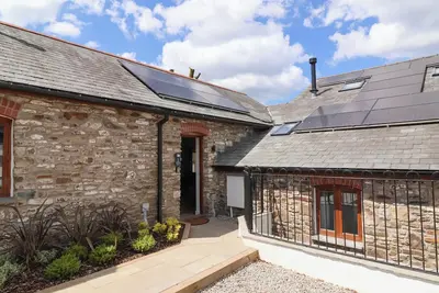 Woodland Roost, pet friendly, with open fire in Bideford