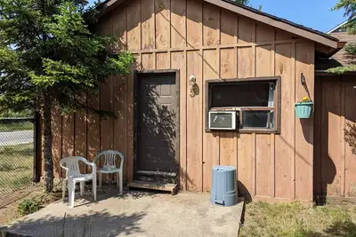 Image de Traditional Tiny Wood Cottage #5 Camping style Cottages 5 minutes to the beach!