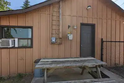 Image de Traditional Tiny Wood Cottage #6 Camping style Cottages 5 minutes to the beach!