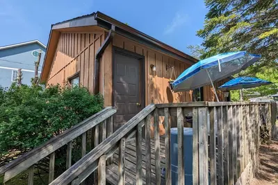 Image de Traditional Tiny Wood Cottage #7 Camping style Cottages 5 minutes to the beach!