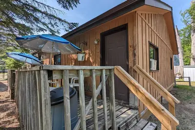 Image de Traditional Tiny Wood Cottage #8 Camping style Cottages 5 minutes to the beach!