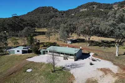 Image de Bough & Burrows retreat set in 100 acres of pristine bush. Perfect for families!