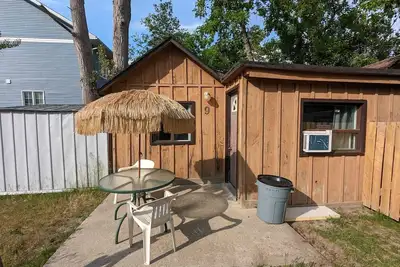 Image de Traditional Tiny Wood Cottage #9 Camping style Cottages 5 minutes to the beach!