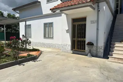 Image de Cozy house nestled in the green countryside.