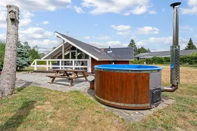 Image de \"Ylvie\" - 500m from the sea by Interhome