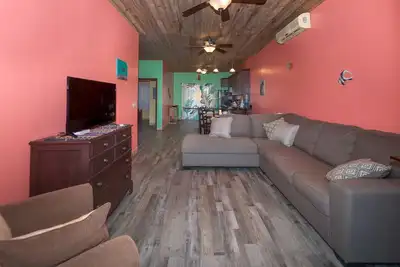 Image de 2-bedroom condo in West End at Sunset Villas with WiFi, Ac and Ocean View