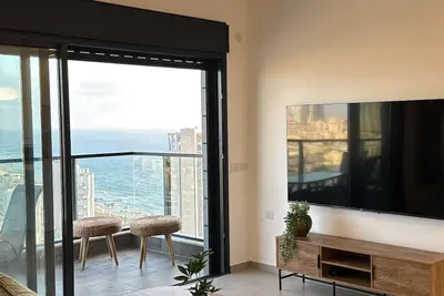 Image de \tBat Yam Beachfront Apartment – 10 Min from Tel Aviv - 3 bedroom