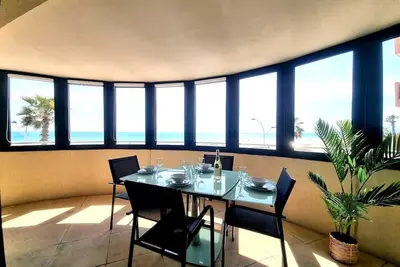 Image de Le Sea View – Grand T3 moderne en première ligne – Vue mer – Terrasse – Parking.