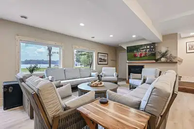 Image de New Listing! Sand Bar Resort – Updated 5br with Lake Views, Big Yard, Firepit, Gourmet Kitchen & More!