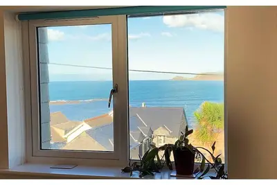 Image de Upside down cottage with wonderful sea views - and a 2 minute walk to the beach.