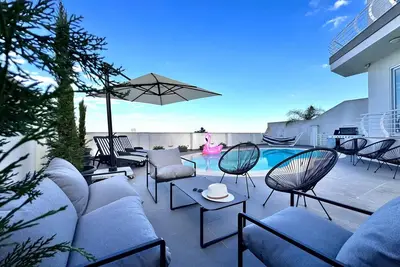 Image de St Julian’s Hillside villa with Pool