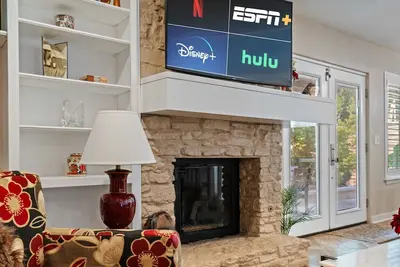 Image de Backyard Pool, Hot Tub, Outdoor Kitchen│Free Parking + Ev Station in N. Austin!